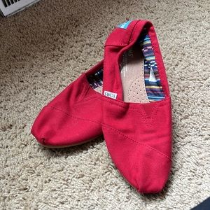Good condition red TOMS size 8